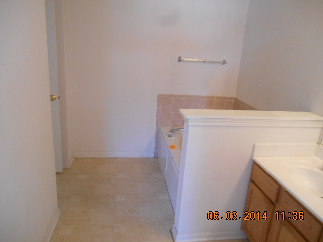132 Enclave Circle, Unit D Bolingbrook, IL 60440 - Photo 7 of 9 a utility room with dryer and washer