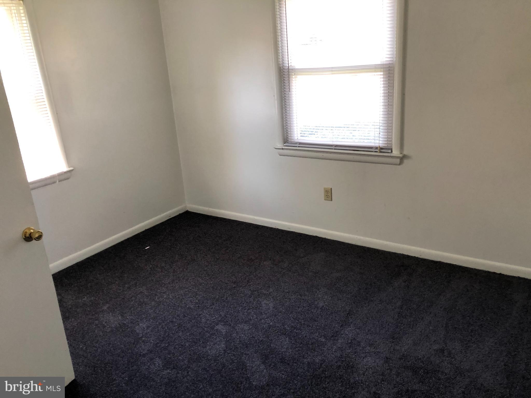 121 Taft Avenue Winchester, VA 22601 - Photo 4 of 7 an empty room with a window