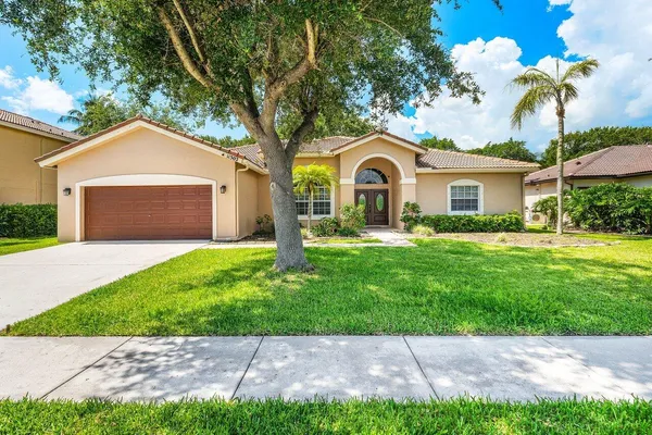 $600,000 | 11302 Edgewater Circle, Wellington, FL 33414
