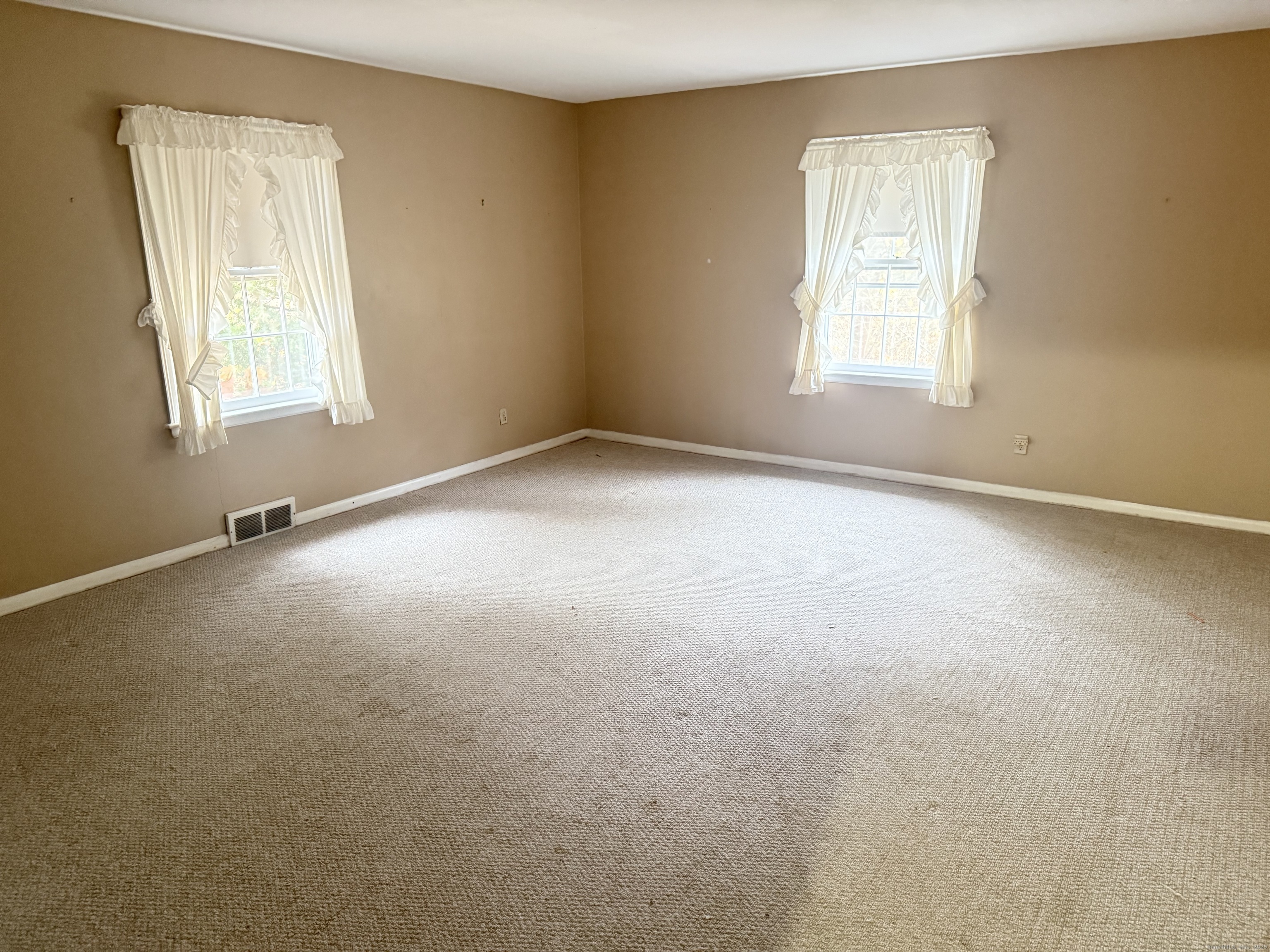 8 Nelson Place Fairfield, CT 06825 - Photo 10 of 32 an empty room with windows