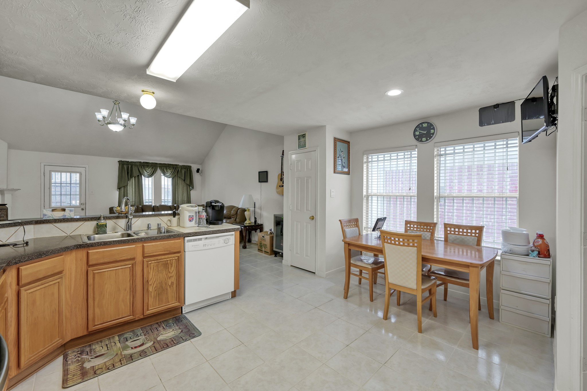 2539 Forge Creek Road Houston, TX 77067 - Photo 8 of 40 Kitchen and breakfast nook.
