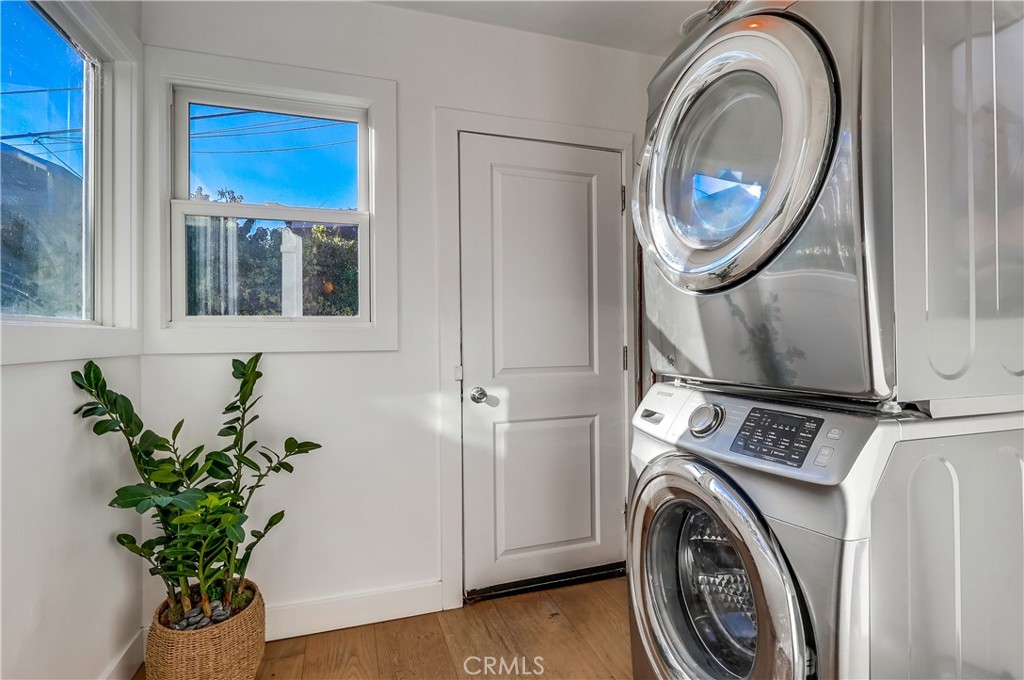 1007 Marview Avenue Los Angeles, CA 90012 - Photo 18 of 27 a view of a bedroom with washer and dryer