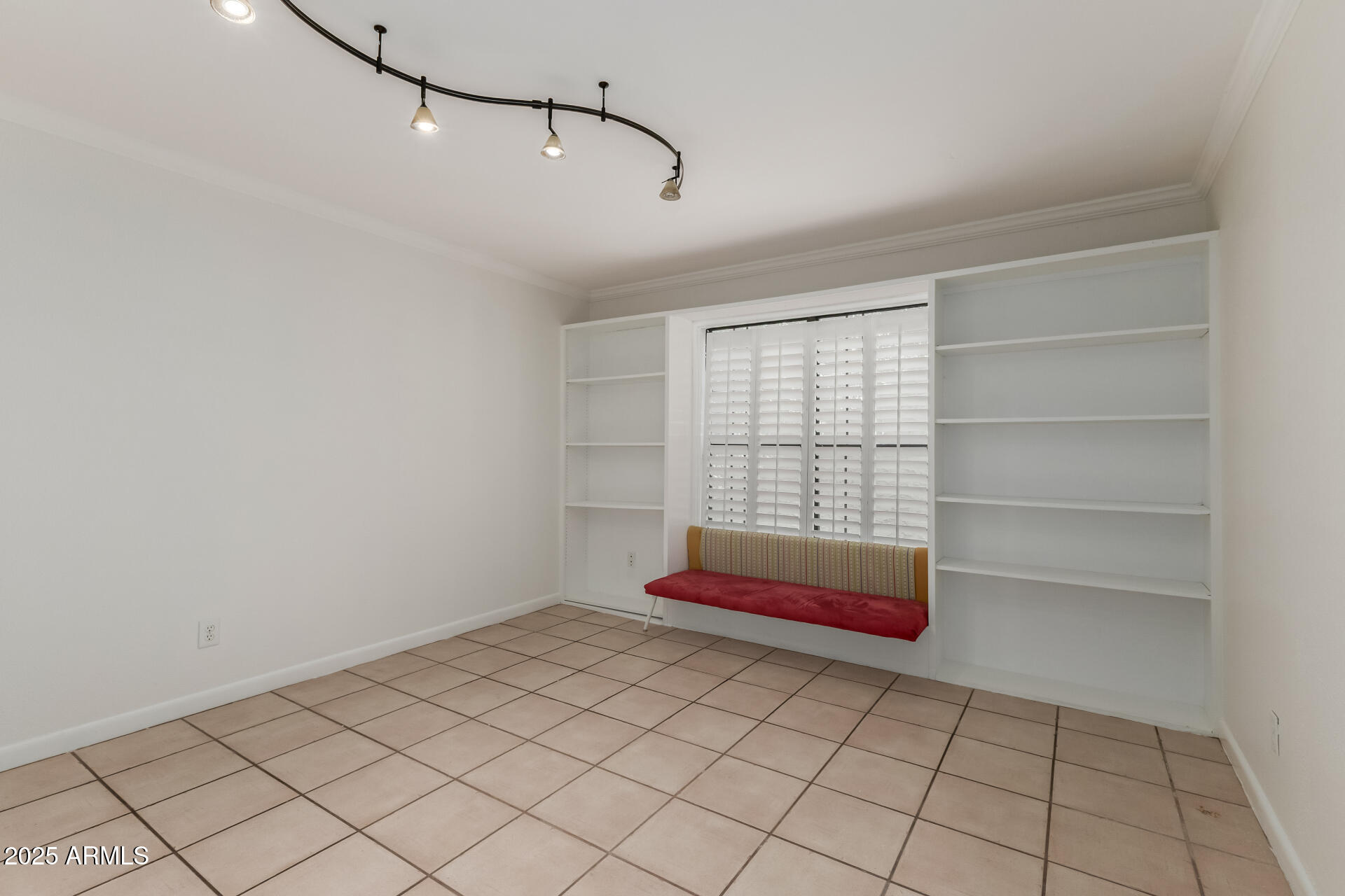 5136 North 31st Place, Unit 634 Phoenix, AZ 85016 - Photo 25 of 45 a room with tiles and white walls