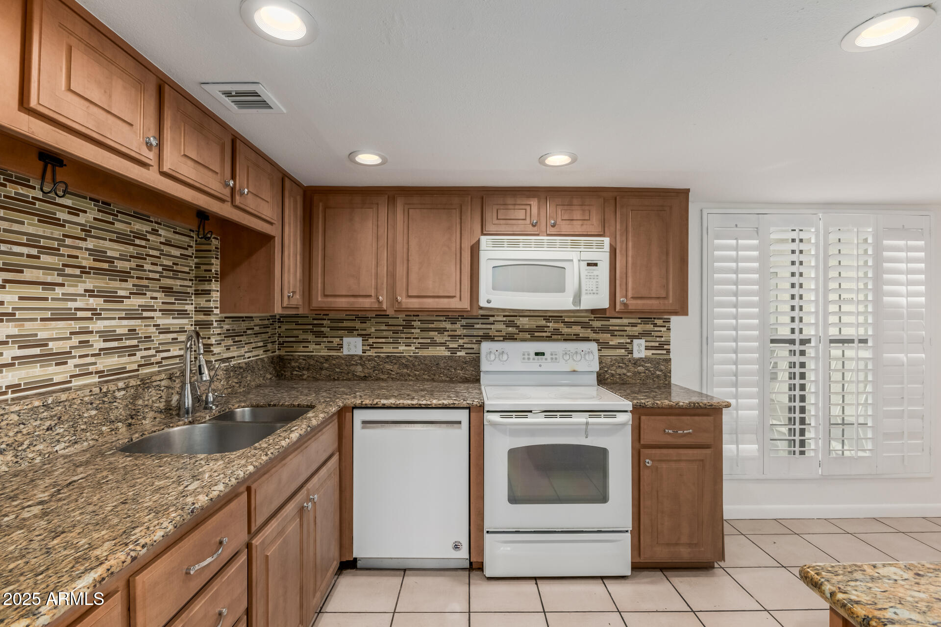 5136 North 31st Place, Unit 634 Phoenix, AZ 85016 - Photo 5 of 45 a kitchen that has a sink and a stove in it