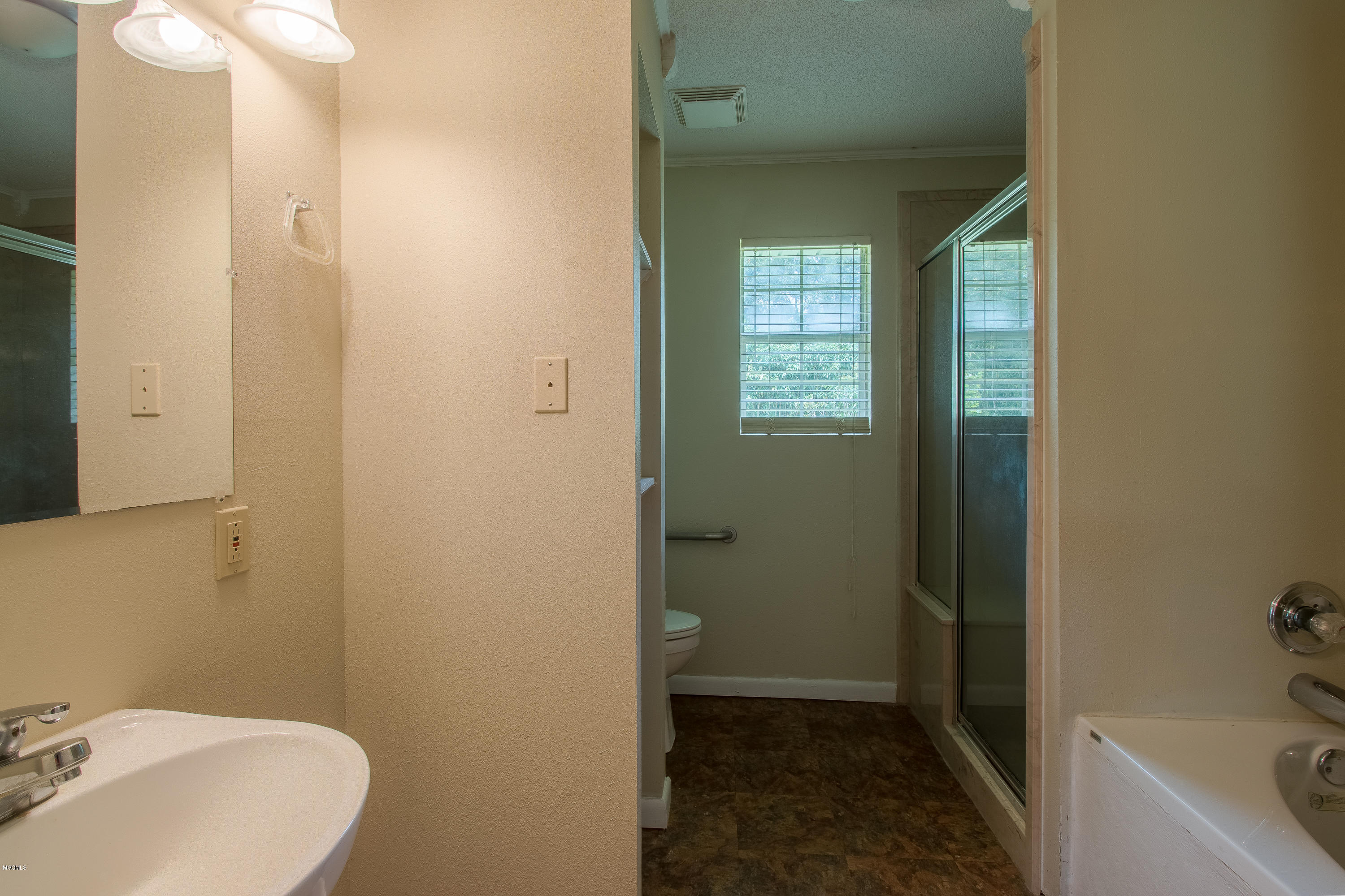13482 John Clark Road Gulfport, MS 39503 - Photo 26 of 32 Apartment Full Bathroom