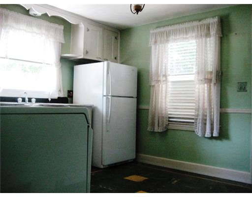 336 River Road Lincoln, RI 02865 - Photo 5 of 12 Kitchen.