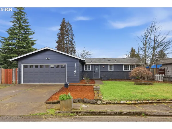 $359,900 | 1745 East Grover Avenue, Cottage Grove, OR 97424