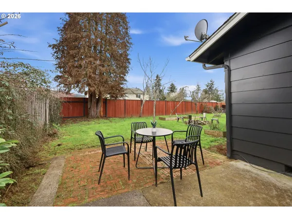 $359,900 | 1745 East Grover Avenue, Cottage Grove, OR 97424