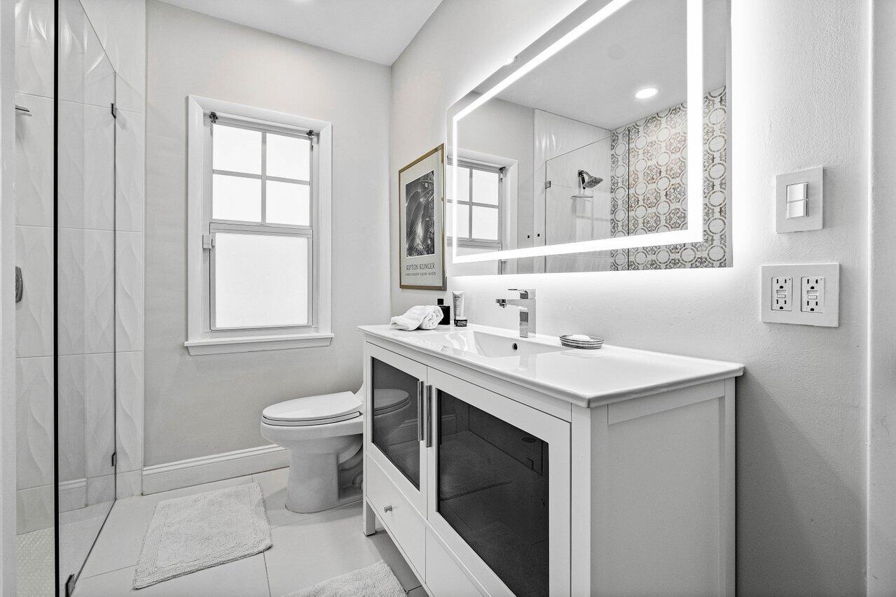 517 Aylesbury Road Delray Beach, FL 33444 - Photo 25 of 56 a bathroom with a sink and a toilet