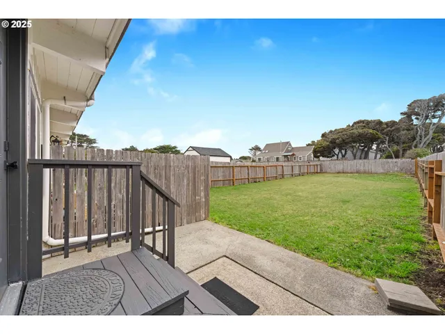 a view of a back yard