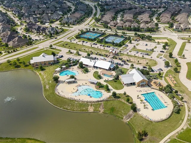 a view of a house with backyard and garden