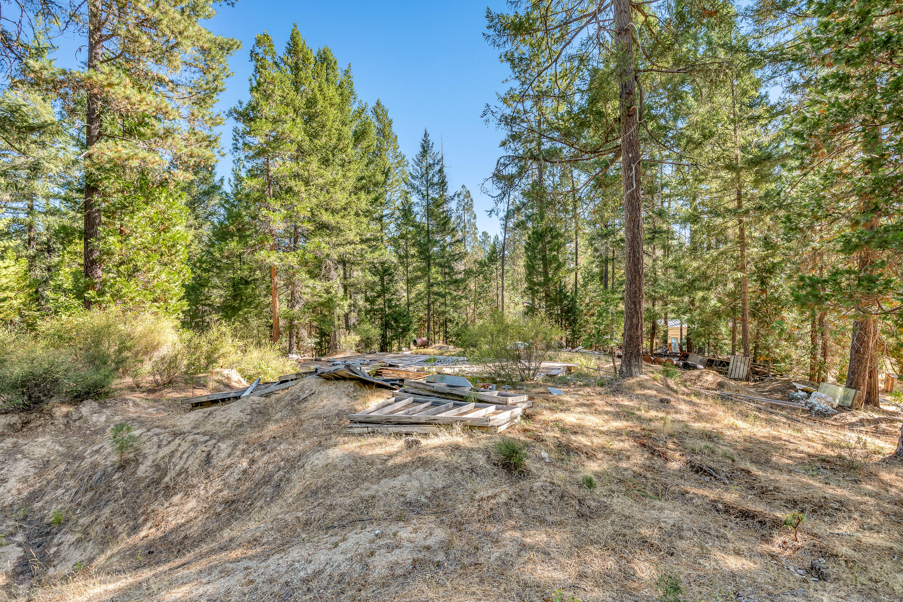 9184 West Evans Creek Road Rogue River, OR 97537 - Photo 23 of 29 a backyard of a house with table and chairs