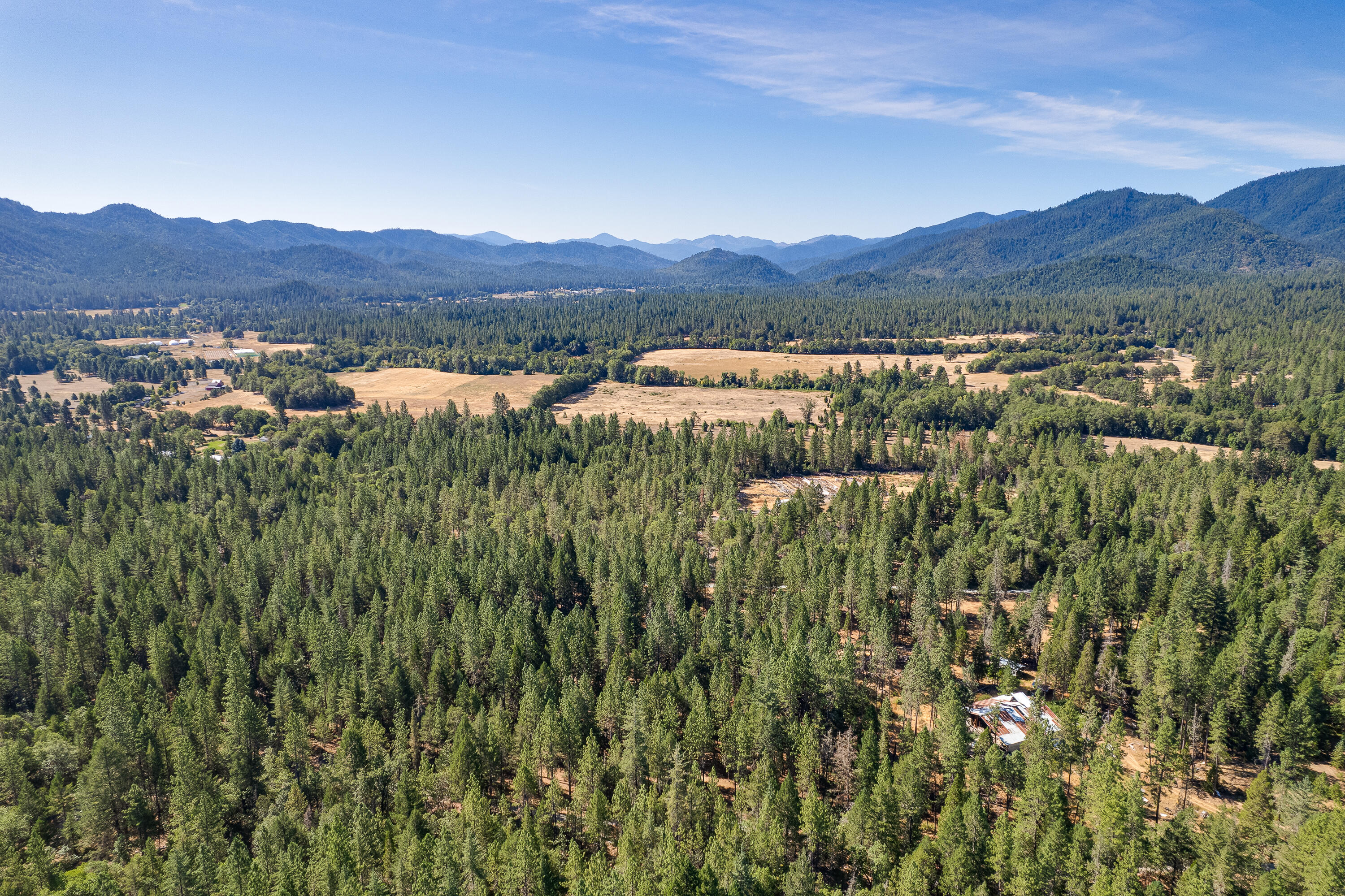 9184 West Evans Creek Road Rogue River, OR 97537 - Photo 10 of 29 a view of a town with mountains in the background
