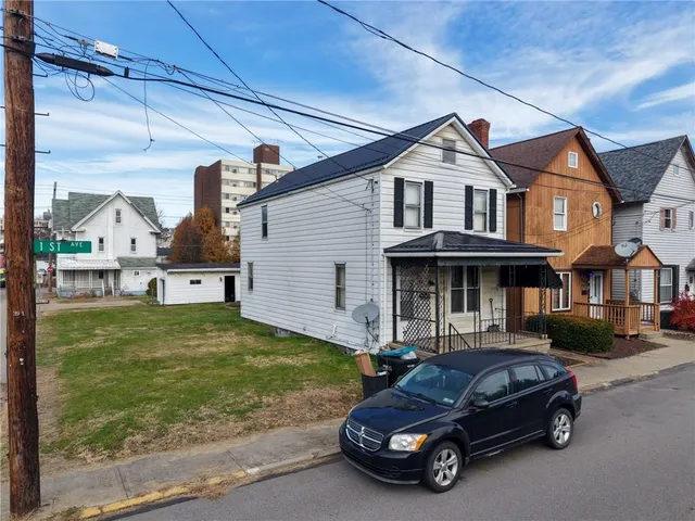 a view of a house with a backyard
