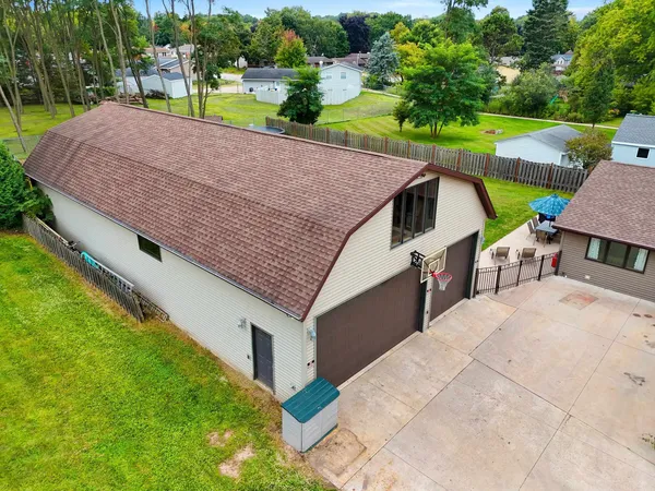 $599,900 | 2439 West Point Road, Green Bay, WI 54304