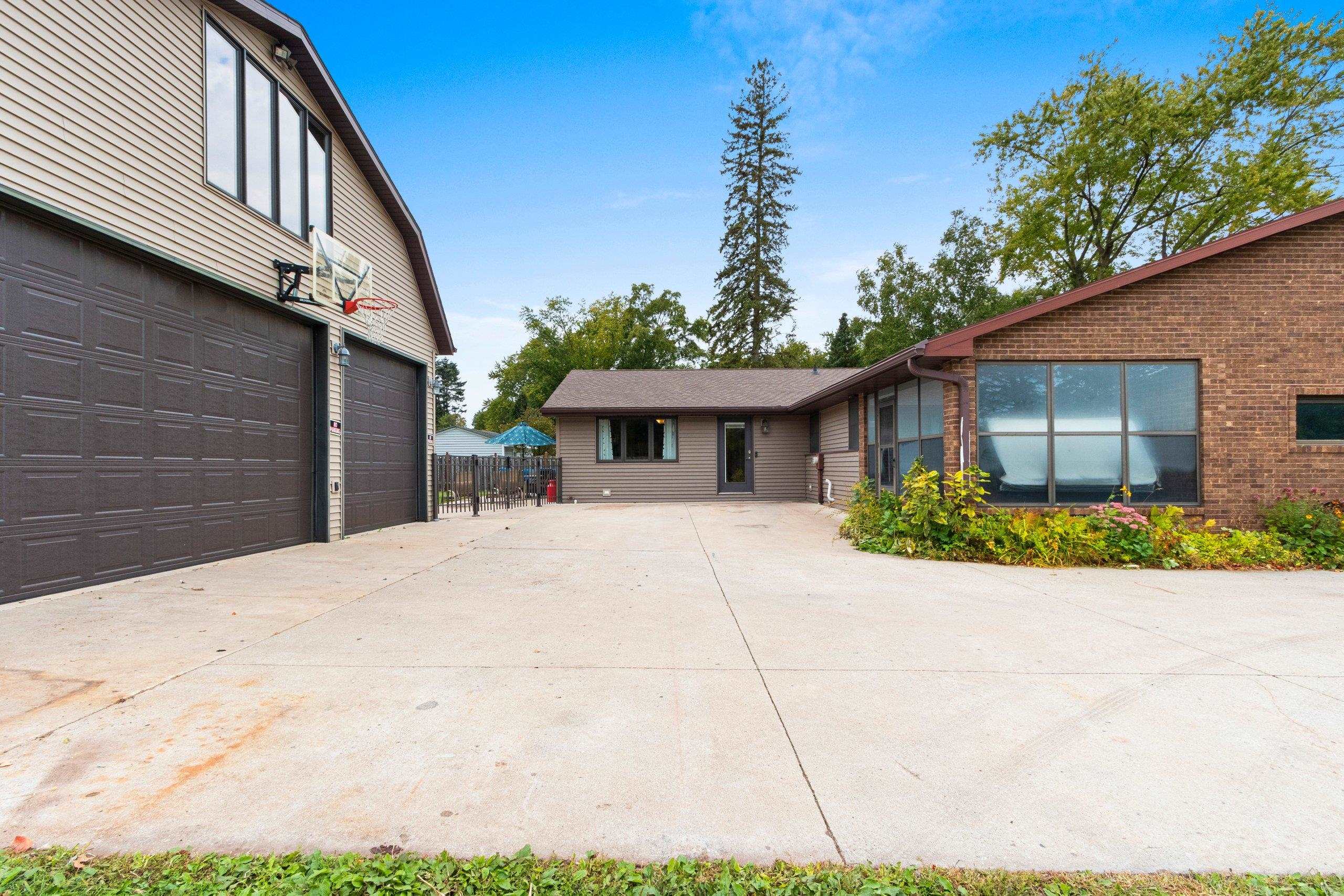 2439 West Point Road Green Bay, WI 54304 - Photo 9 of 79