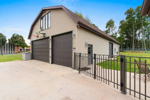 $599,900 | 2439 West Point Road, Green Bay, WI 54304