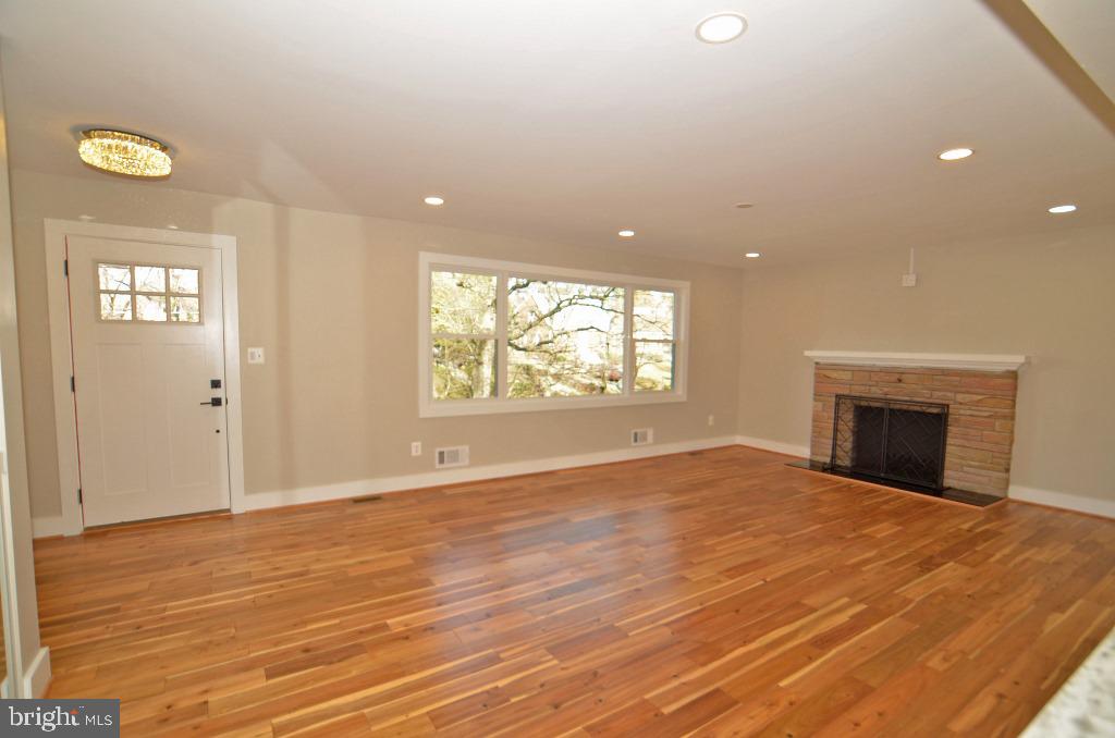6121 Montrose Road Cheverly, MD 20785 - Photo 12 of 46 Living Room