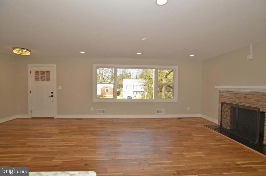 6121 Montrose Road Cheverly, MD 20785 - Photo 13 of 46 Living Room