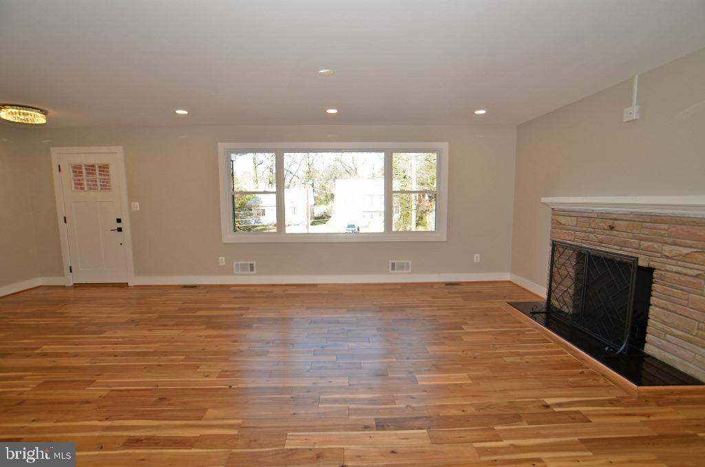 6121 Montrose Road Cheverly, MD 20785 - Photo 14 of 46 Living room