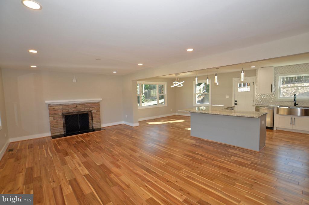 6121 Montrose Road Cheverly, MD 20785 - Photo 15 of 46 Living room