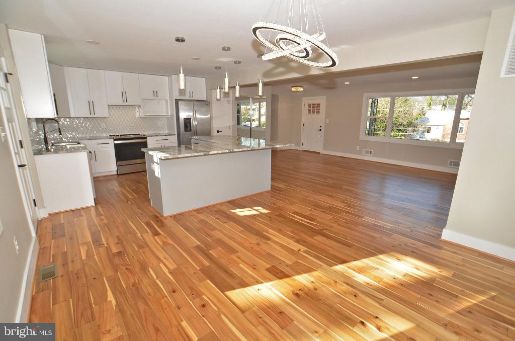 6121 Montrose Road Cheverly, MD 20785 - Photo 16 of 46 Dining room