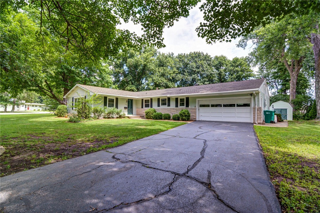630 Montgomery Lane Decatur, IL 62526 - Photo 2 of 33