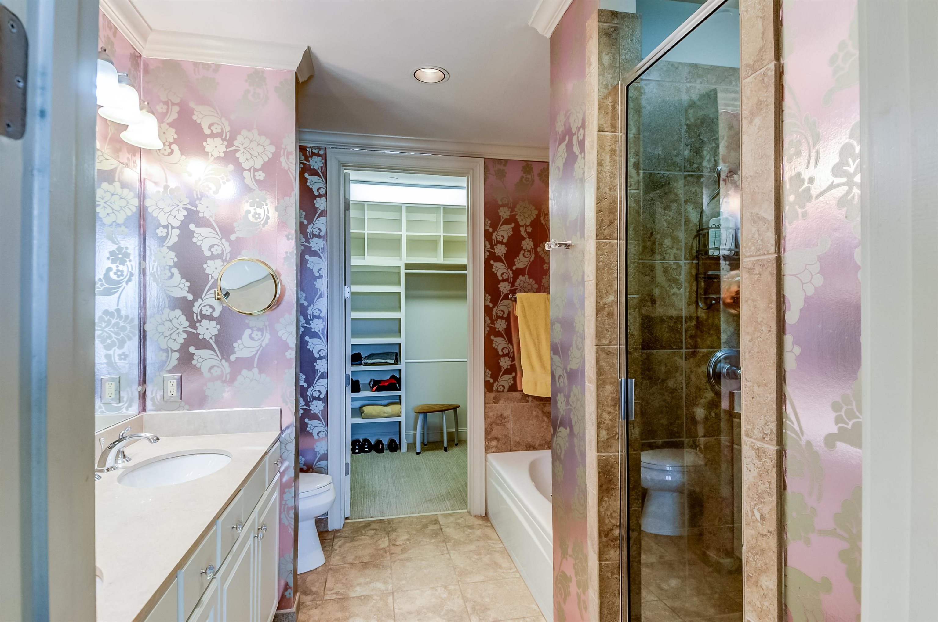 591 Lexington Road, Unit 303 Memphis, TN 38117 - Photo 20 of 34 a bathroom with a tub sink and mirror