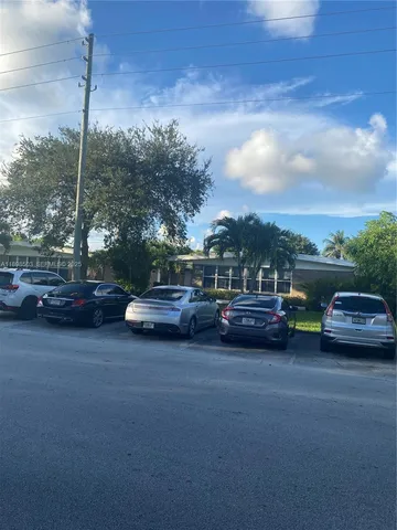 $2,100 | 2011 Northeast 167th Street, Unit 6, North Miami Beach, FL 33162