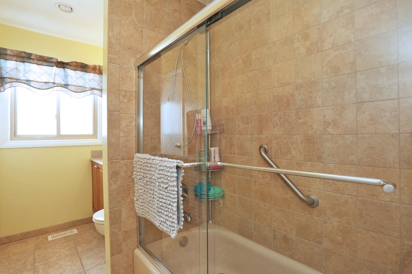 640 Edgemont Lane Hoffman Estates, IL 60169 - Photo 12 of 30 a bathroom with a bathtub and shower