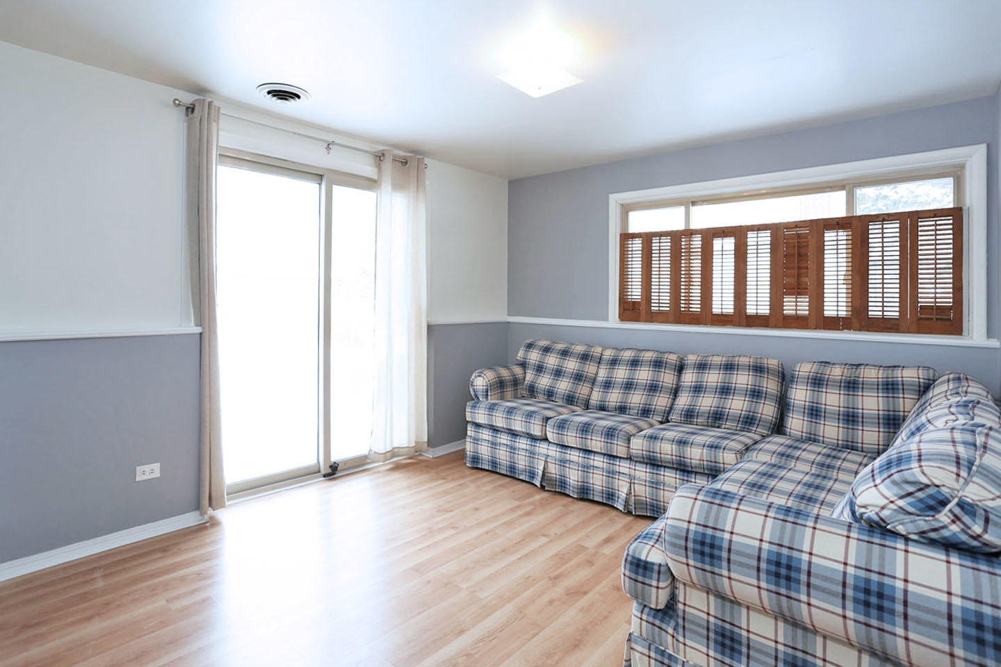 640 Edgemont Lane Hoffman Estates, IL 60169 - Photo 17 of 30 a bed sitting in a bedroom next to a window