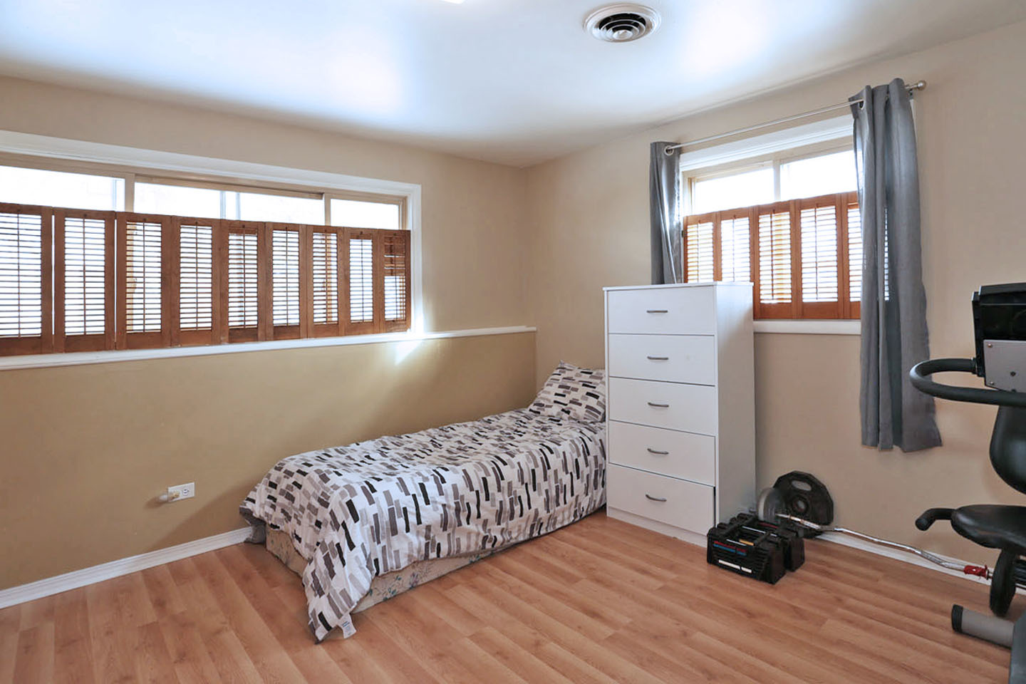 640 Edgemont Lane Hoffman Estates, IL 60169 - Photo 19 of 30 a bedroom with a bed and a window