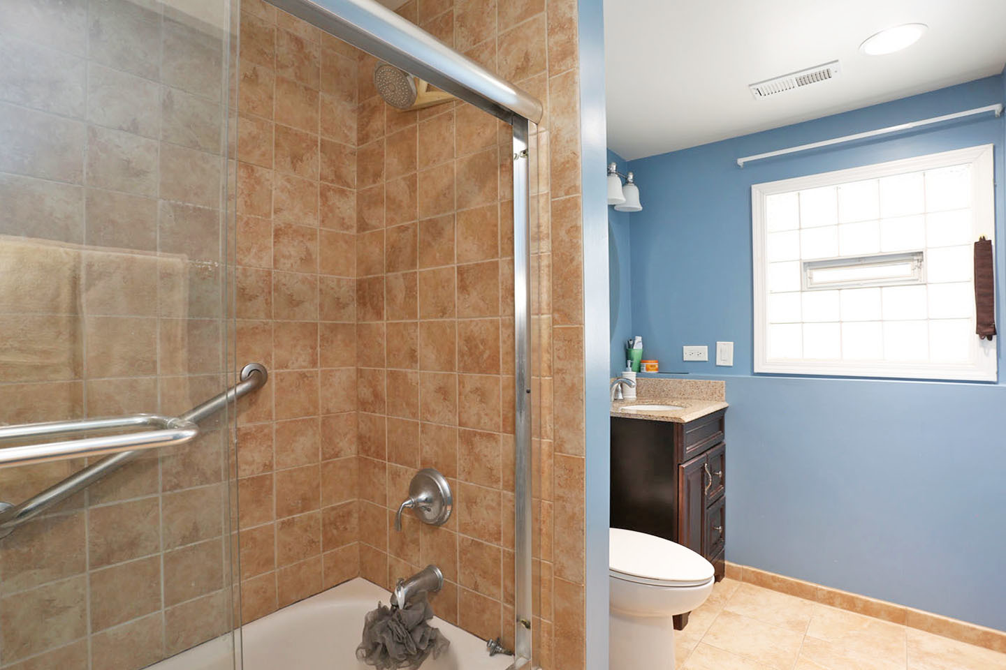 640 Edgemont Lane Hoffman Estates, IL 60169 - Photo 20 of 30 a bathroom with a toilet a sink and a shower