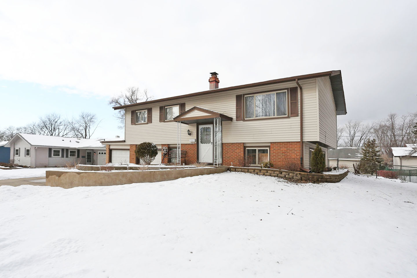 640 Edgemont Lane Hoffman Estates, IL 60169 - Photo 2 of 30 a front view of a house with a yard
