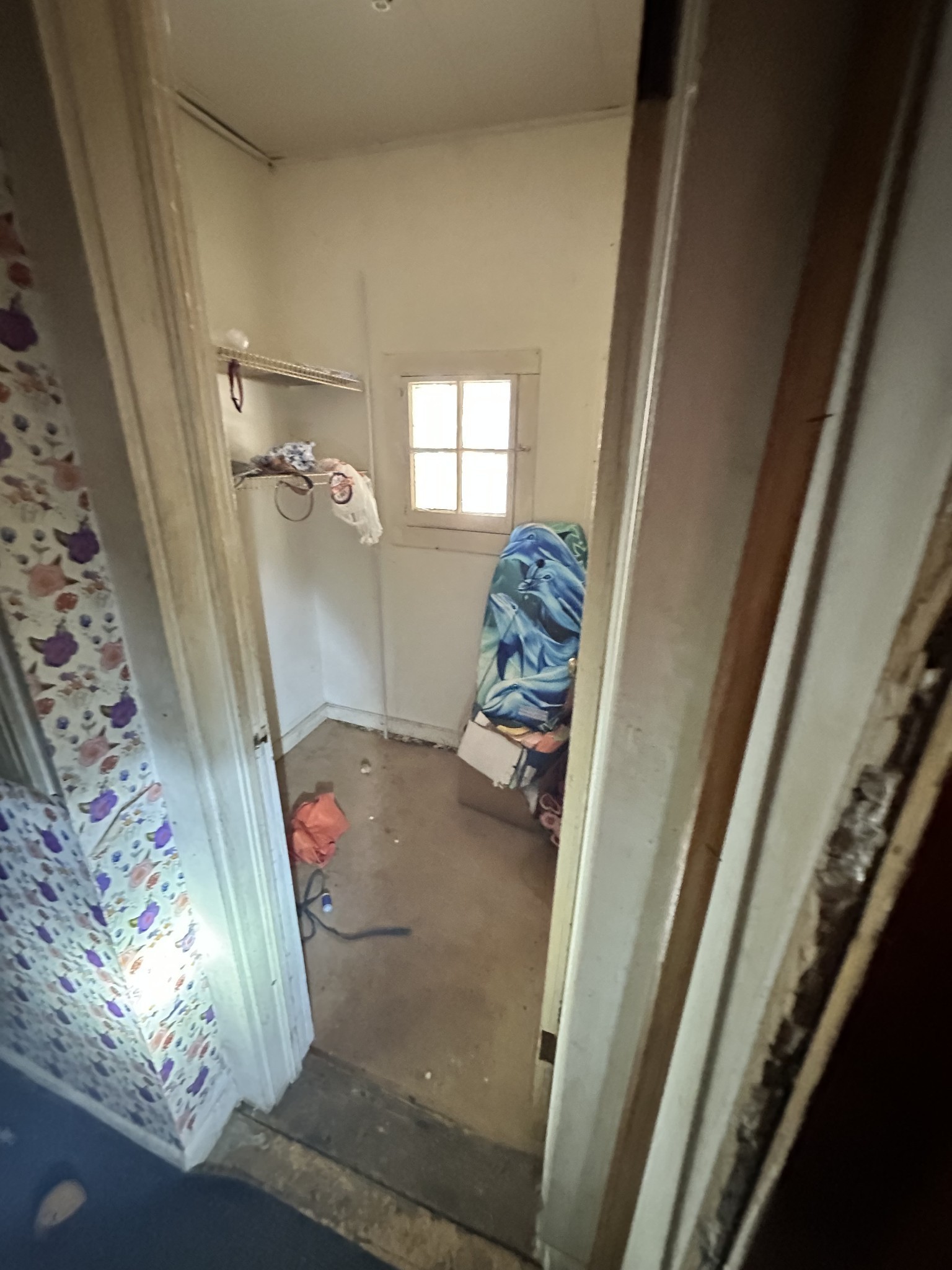 112 West Hackberry Street Centerville, TN 37033 - Photo 5 of 15 a living room with furniture and a gate