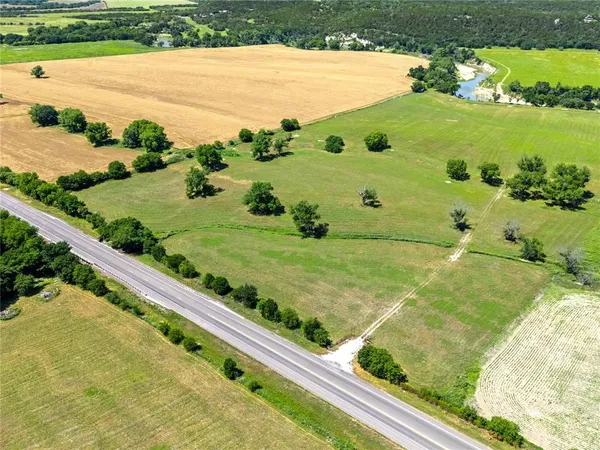 a view of a garden in the backyard