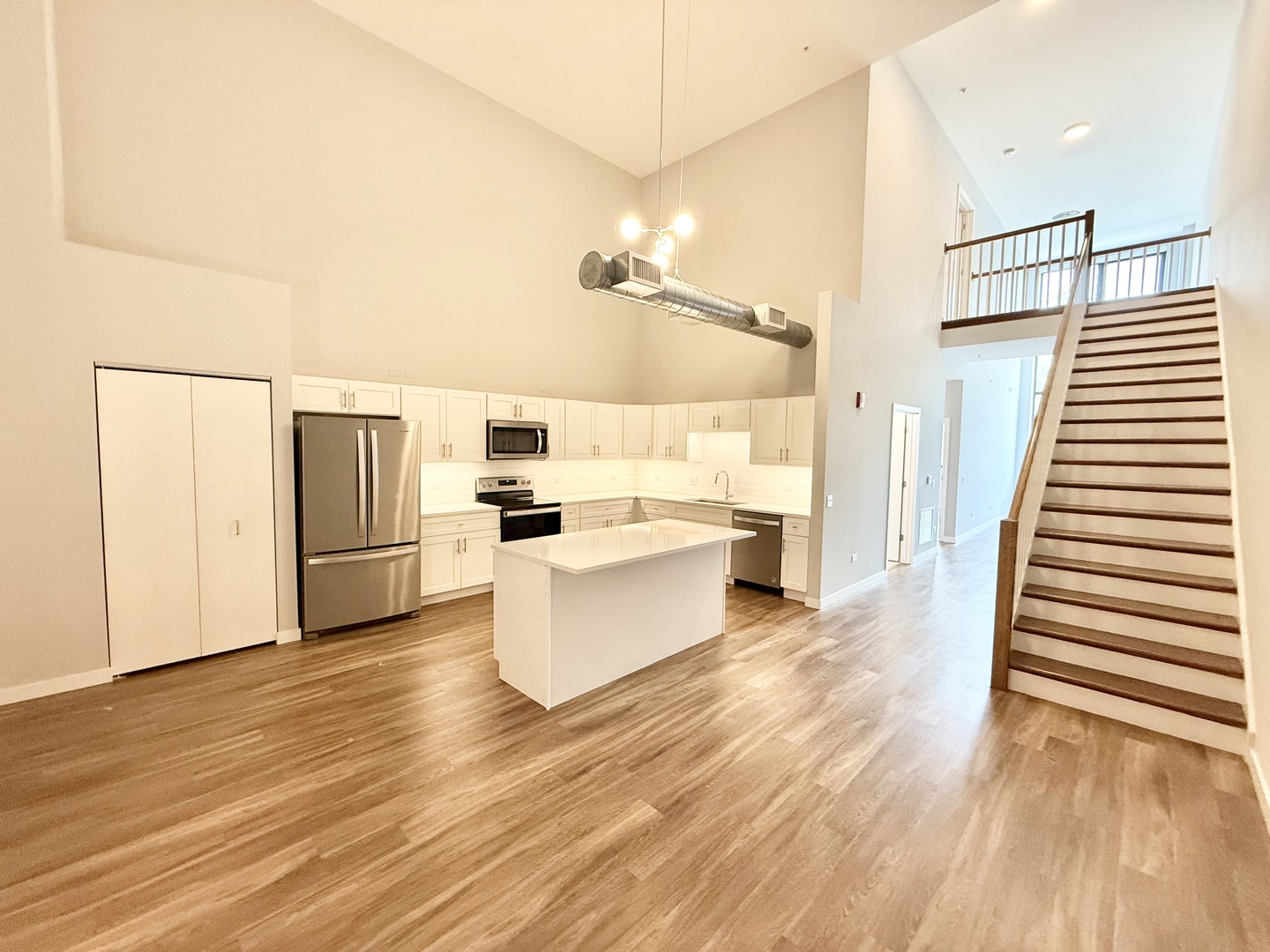 1900 West Lawrence Avenue, Unit 231 Chicago, IL 60640 - Photo 2 of 28 a view of kitchen with microwave and refrigerator
