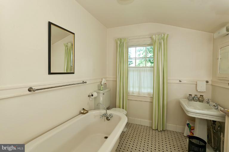 203 Ridgewood Road Baltimore, MD 21210 - Photo 8 of 26 Bath (Master)