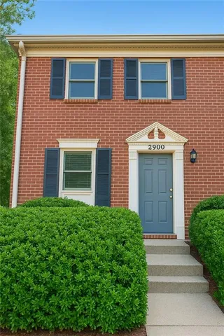 a view of front of a house with a yard