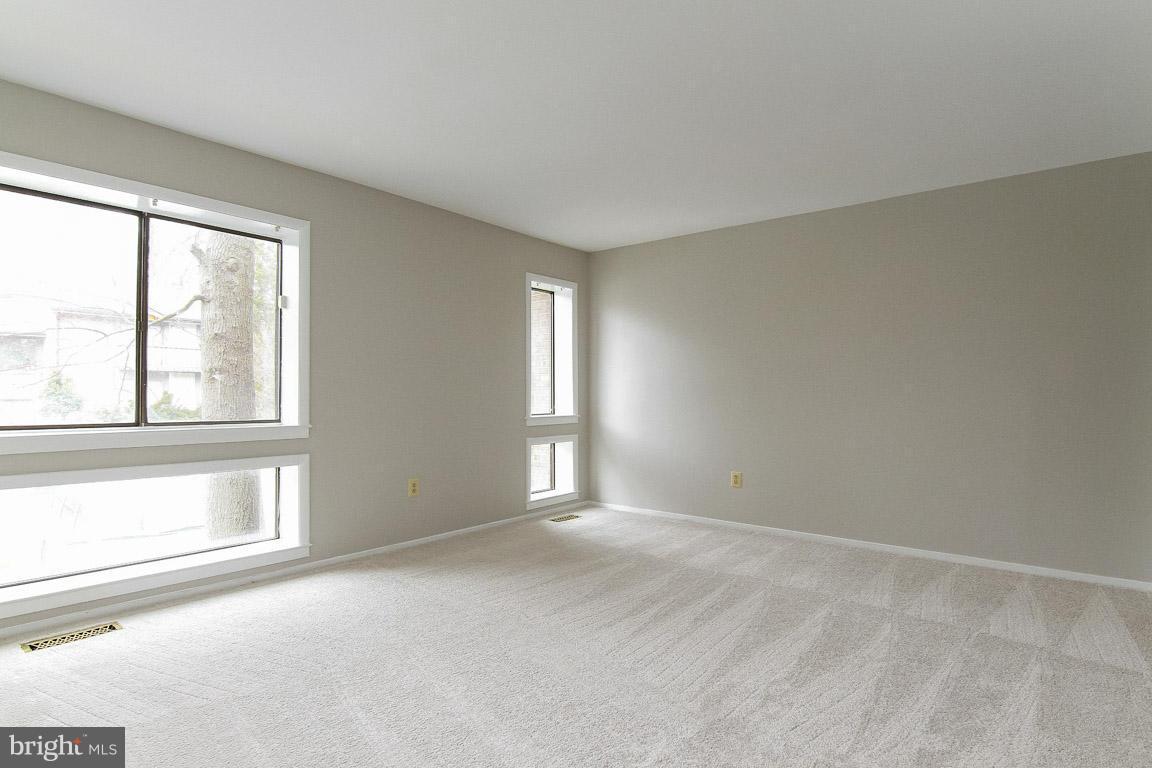 8545 Gwynedd Way Springfield, VA 22153 - Photo 3 of 30 Living Room