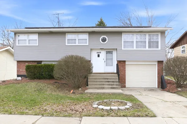 $259,900 | 16419 Woodlawn W Avenue, South Holland, IL 60473