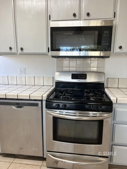 624 South Gordon Street Ridgecrest, CA 93555 - Photo 15 of 26 a stove top oven sitting inside of a kitchen