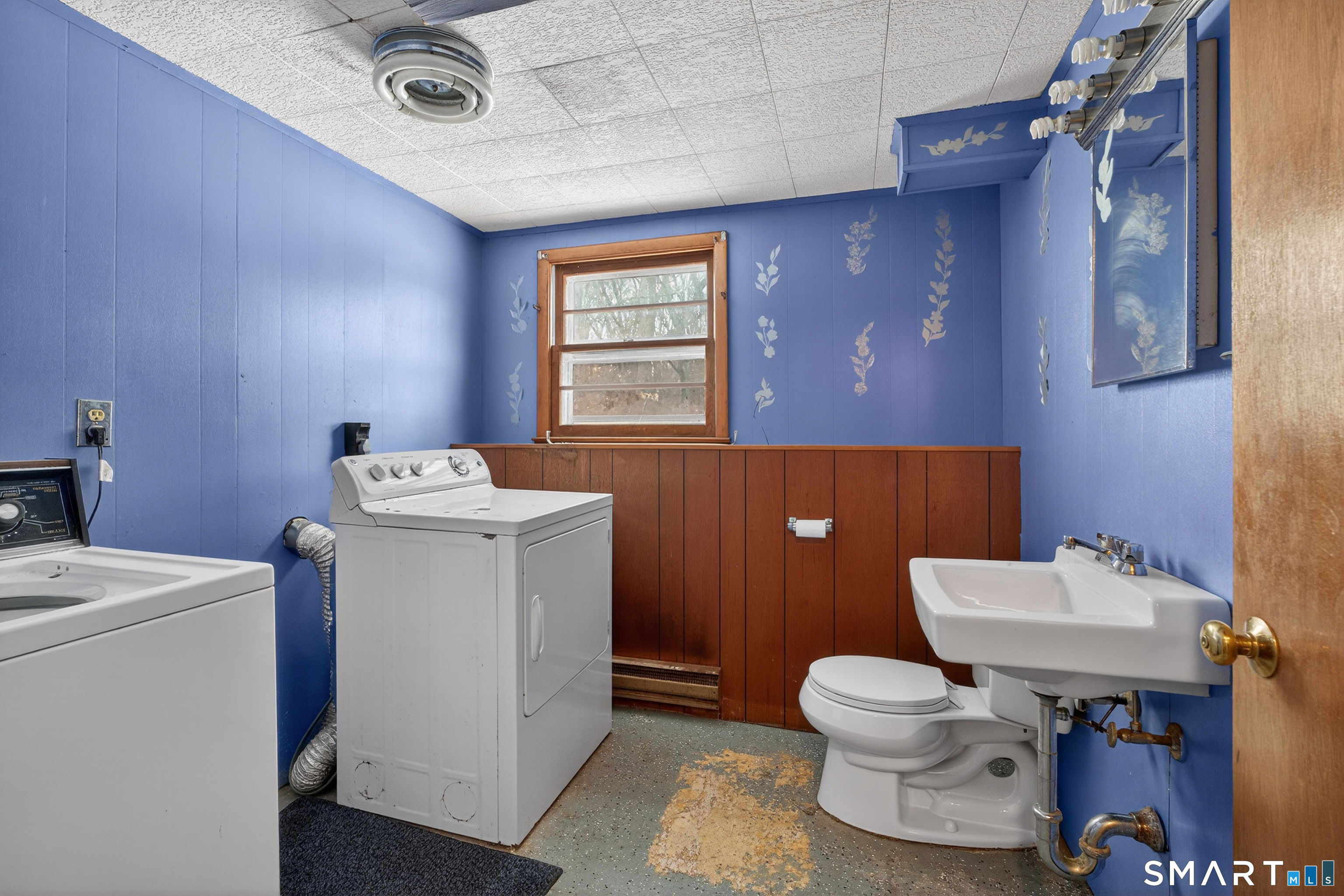 40 Quincy Lane Newington, CT 06111 - Photo 16 of 25 a utility room with dryer and washer