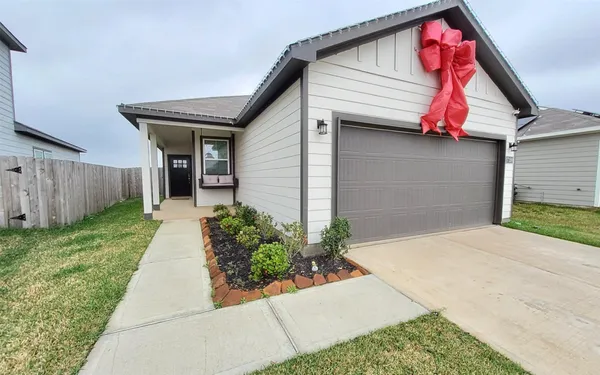 a front view of house with yard