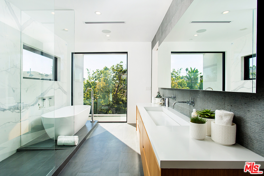 2021 Walnut Avenue Venice, CA 90291 - Photo 12 of 26 a living room with furniture and a potted plant