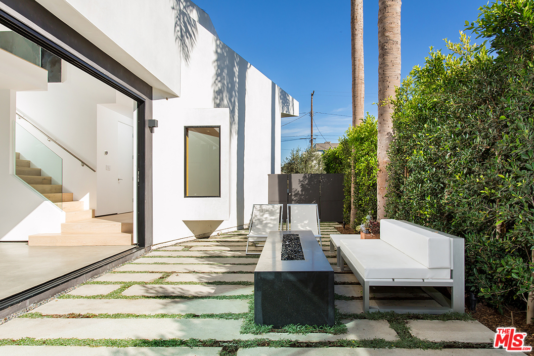 2021 Walnut Avenue Venice, CA 90291 - Photo 23 of 26 a view of the balcony with furniture