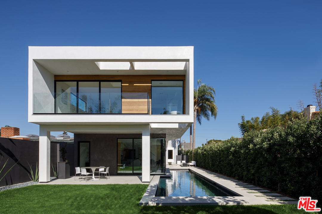 2021 Walnut Avenue Venice, CA 90291 - Photo 25 of 26 a view of a house with sitting area and garden
