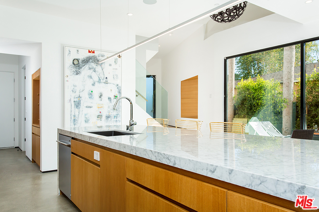 2021 Walnut Avenue Venice, CA 90291 - Photo 5 of 26 a view of a living room