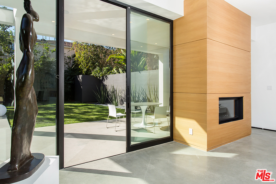 2021 Walnut Avenue Venice, CA 90291 - Photo 8 of 26 a view of a balcony