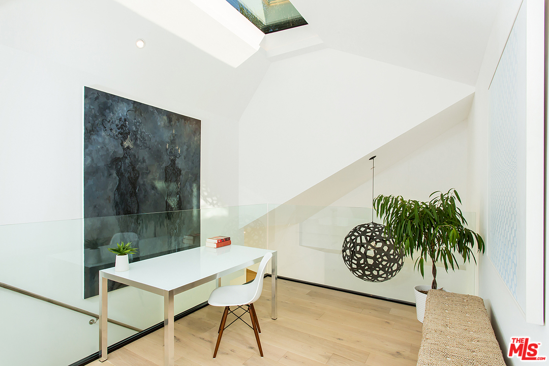 2021 Walnut Avenue Venice, CA 90291 - Photo 9 of 26 a view of a room with a table and chairs